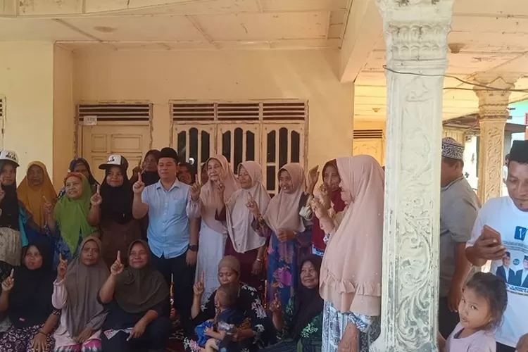 Kaum ibu Warga desa Harang Julu bersama Calon Bupati  (Realitasonline.id/SS)
