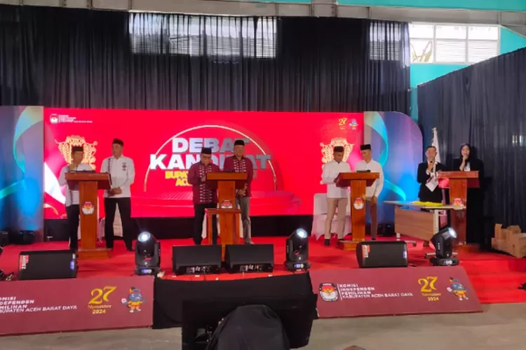 Ketiga paslon mengikuti debat publik perdana antar pasangan calon bupati dan wakil bupati Pilkada 2024 yang diselenggarakan KIP Abdya di GOS Kompleks Pendidikan Padang Meurante,  Sabtu (26/10/2024).