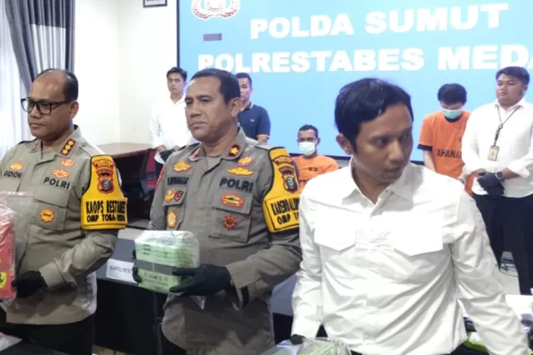 Kapolrestabes Medan Kombes Pol Gidion Arif Setyawan didampingi Kabag Ops Kompol Pardamean Hutahaean dan Kasat Narkoba Kompol Adrian Rizki Lubis menunjukkan barang bukti (BB) sabu dan lainnya yang disita dari 2 bandar narkoba, seorang tersangka ditembak, di Mapolrestabes, Senin (28/10/2024).