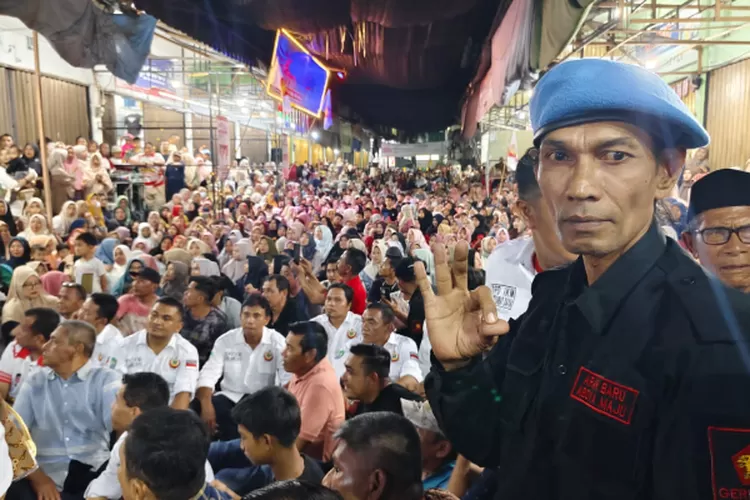 Massa membludak padati orasi politik Calon Bupati Abdya, Safaruddin yang digelar Ikatan Keluarga Minang (IKM) di pasar kota Blangpidie, Minggu (27/10/2024) malam.