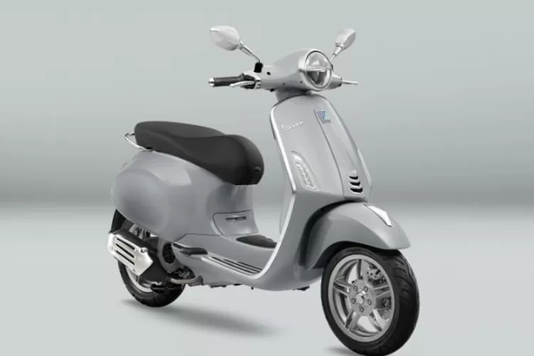 Foto Vespa Primavera menampilkan desain bodi yang ramping dengan garis-garis halus dan warna yang beragam, memberikan kesan elegan. (Realitasonline.id/ vespa.co.id)
