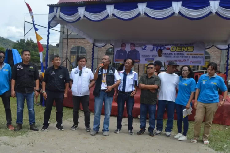 Loyalis Nikson Nababan yang hijrah dengan mendukung dan berjuang memenangkan Paslon Bupati dan Wabup no 2 JTP-DENS saat melakukan deklarasi. (Realitasonline.id/ AS)