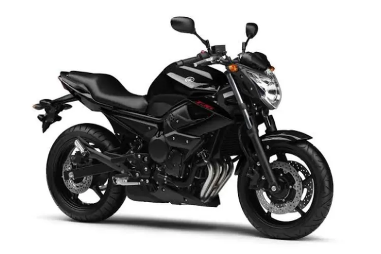 Yamaha XJ6 yang terlihat dinamis dengan latar belakang jalanan terbuka, menampilkan desain aerodinamis dan fitur lampu LED yang modern. (Realitasonline.id/ Yamaha-motor.co.id)