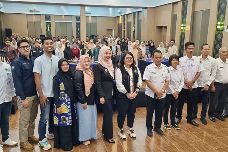 Jajaran management PTAR foto bersama dengan para narasumber dan peserta warkshop Kewirausahaan bertema bertempat di Hall Mega Permata Hotel Padangsidimpuan ( Realitasonline.id/Riswandy)