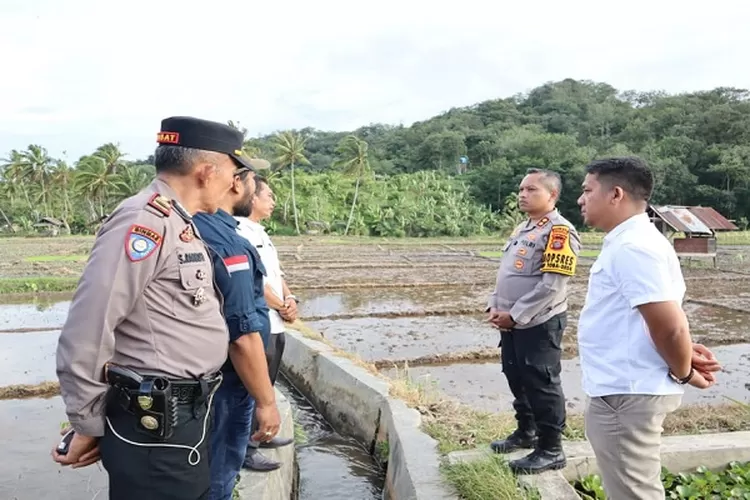 Kapolres Padangsidimpuan AKBP. Wira Prayatna meninjau lokasi lahan pertanian masyarakat di desa Partihaman Saroha, Kecanatan Padangsidimpuan Hutaimbaru ( Realitasonline.id/Riswandy)