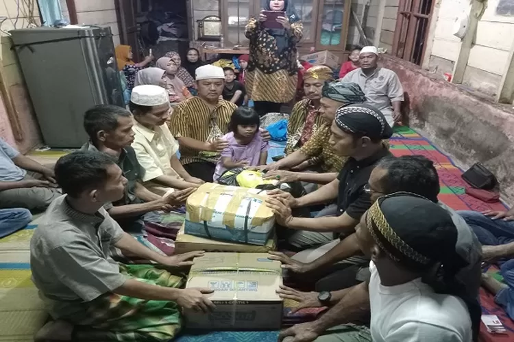 Ketua Pujakesuma Tapsel Ismadi, saat menyerahkan bantuan kepada dua kepala keluarga korban kebakaran di Desa Napa Kecamatan Batangtoru, Kabupaten Tapsel  (Realitasonline.id/Riswandy)