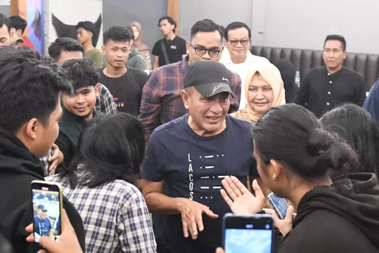 Mantan Pangkostrad itu juga mengungkapkan yang ketiga, yakni intelektual, tidak lepas dengan ilmu yang dimiliki sesuai dengan kebutuhan industri dan perkembangan zaman saat ini. Ia mengatakan gali potensi diri, dengan bekal ilmu yang dimiliki.