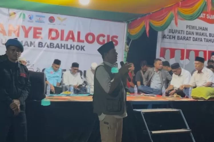 Pangda II KPA Wilayah 013 Abdya, Tarzani saat berorasi politik di hadapan ribuan pendukung Paslon 03 Safaruddin-Zaman Akli di Kemukiman Babahlok, Kecamatan Blangpidie, Sabtu malam (3/11/2024)