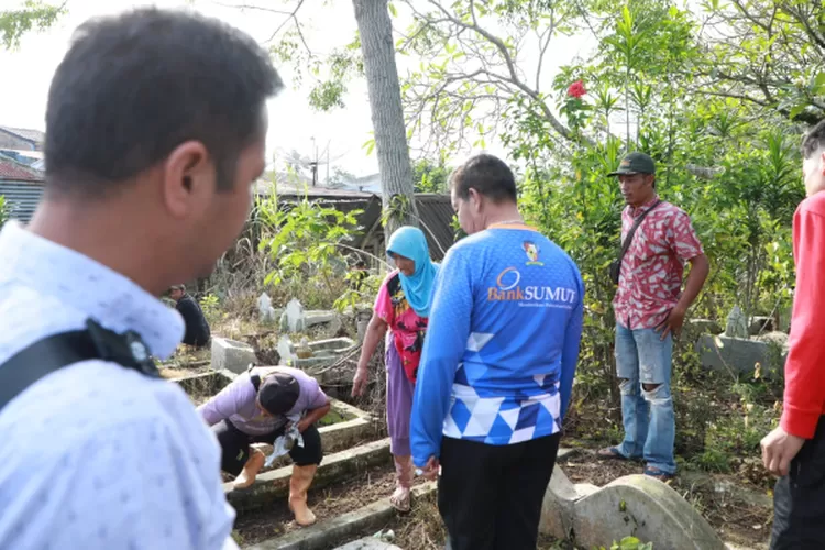 Radiapoh melihat kondisi makam warga yang sudah tumpang tindih (Realitasonline.id/ SS)