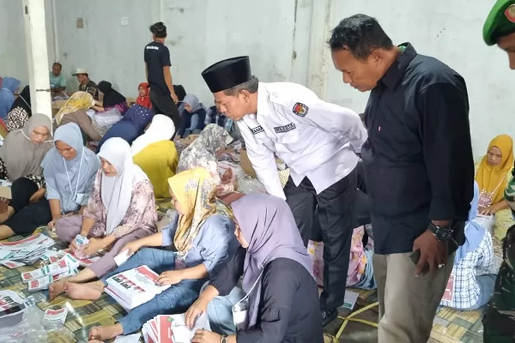 Sejumlah pekerja sedang melakukan pelipatan kertas suara Pilkada Kota Padangsidimpuan 2024, di&nbsp;gudang KPU Kota Padangsidimpuan  (Realitasonline.id/Riswandy)