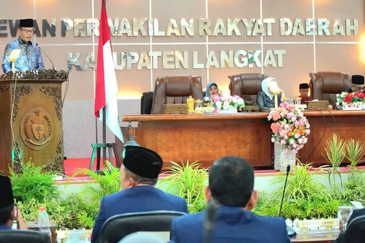 Mewakili Pj Bupati, Sekda H. Amril menyampaikan apresiasi dan ucapan selamat kepada para pimpinan DPRD terpilih.  (Realitasonline.id/AA)