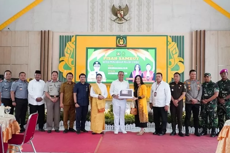 Pj. Bupati Langkat HM Faisal Hasrimy foto bersama Forkopimda Langkat pada acara pisah sambut Ketua PN Stabat  (Realitasonline.id/AA)
