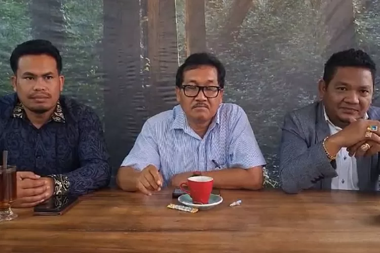 Tiga penasehat hukum korban pengeroyokan di Pahae Jae memberikan keterangan pers ( Realitasonline.id/Marudut)