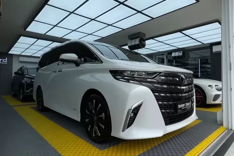 Toyota Alphard Hybrid memang menawarkan pengalaman kemewahan yang lebih tinggi dibandingkan dengan versi mesin bensin biasa. (Tangkapan Layar YouTube Ridwan Hanif)