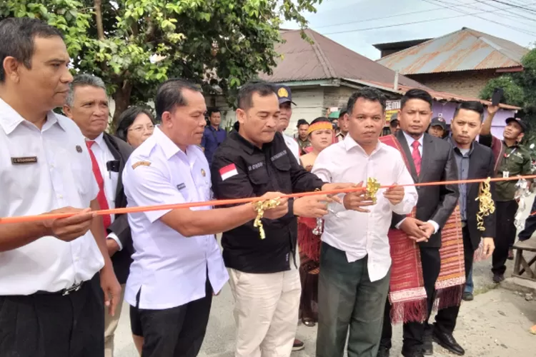 Komisioner Bawaslu Sumut Romson Purba saat melaunching kampung pengawasan partisipatif didampingi komisioner Bawaslu Taput. (Realitasonline.id/ AS)