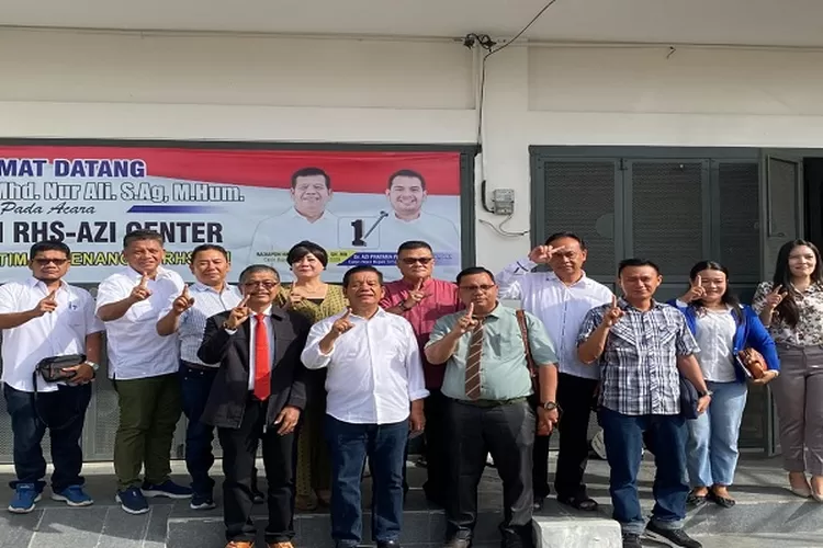 Tim Hukum beralih dukung Paslon Bupati -Wabup Simalungun RHS-AZI foto bersama Calon Bupati Petahana, Radiapoh Hasiholan Sinaga  (Realitasonline.id/SS)