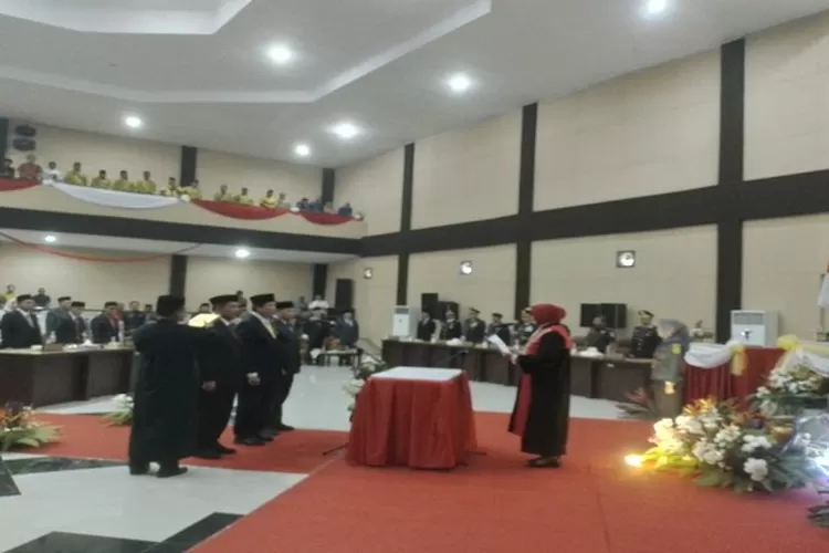 Pimpinan DPRD saat mengucapkan sumpah jabatan, pada Rapat Paripurna pelantikan dan pengambilan sumpah janji pimpinan DPRD Kabupaten Tapsel periode 2024 - 2029 ( Realitasonline.id/Riswandy)