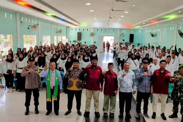 Sebanyak 280 Badan Adhoc anggota KPPS Desa Sei Rotan Kecamatan Percut Sei Tuan dilantik dan diambil sumpahnya dalam proses tahapan Pilkada serentak Tahun 2024 berlangsung di Aula Yayasan Sekolah Madinatussalam Dusun 13, Kamis (7/11/2024).