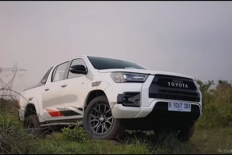 Toyota Hilux 2.8 GR Sport memang dikenal sebagai double cabin dengan performa tinggi dan tampilan yang sporty (Tangkapan Layar YouTube GridOto)