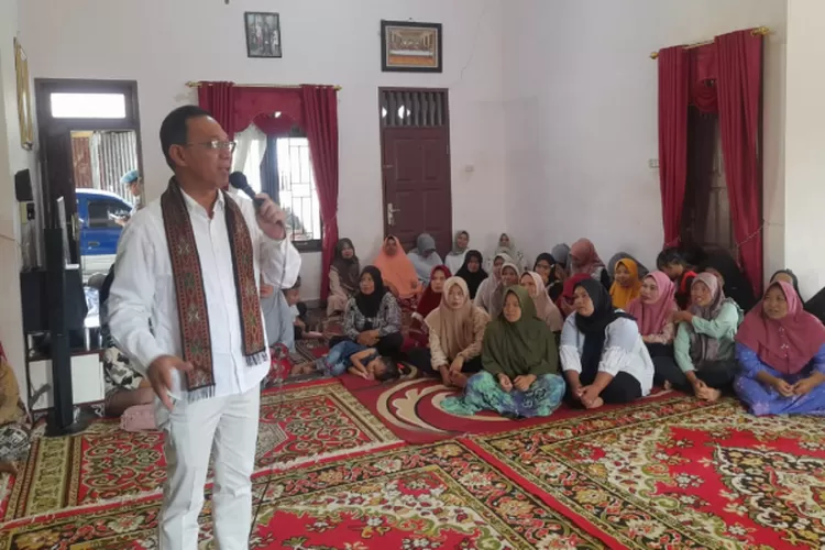 Gus Irawan Pasaribu dan Jafar Syahbuddin Ritonga (BAGUS1) bersilaturahmi dengan para penenun di rumah tenun Dusun Silangge, Desa Pahae Aek Sagala, Kecamatan Sipirok, Kabupaten Tapsel, kemarin (Realitasonline.id/ RI)