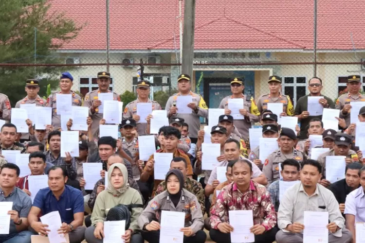 Para personel Polres Abdya memperlihatkan pernyataan bermaterai terkait netralitas dalam Pilkada 2024, Selasa (12/11)