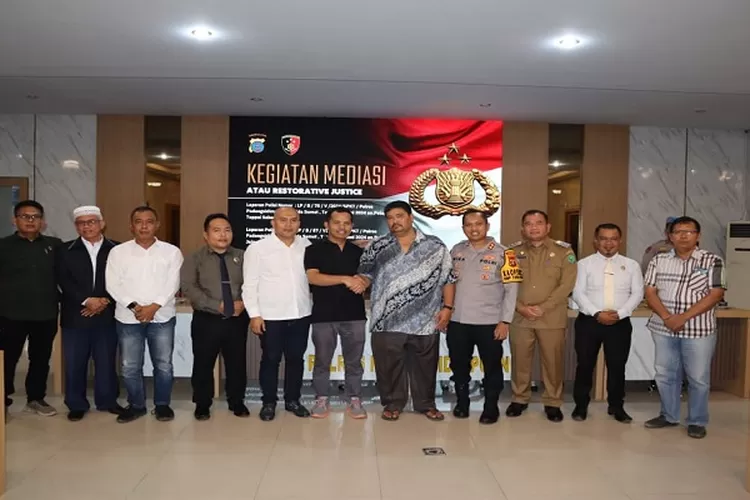 Kapolres Padangsidimpuan, AKBP Dr. Wira Prayatna, bersama Pj. Wali Kota Padangsidimpuan Timur Tumanggor, Wakil Ketua DPRD Padangsidimpuan Rusydi Nasution, tokoh masyarakat, tokoh agama, tokoh budaya, kuasa hukum kedua belah pihak dan kedua orang tua anak masing-masing Julpan Tambunan dan Tuppal Saba (Realitasonline.id/Riswandy)