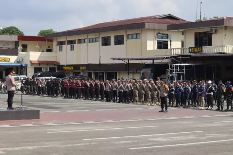 Kapolrestabes Medan Kombes Pol Gidion Arif Setyawan memimpin apel patroli skala besar dalam rangka memelihara Kamtibmas yang kondusif dan terkendali pada tahapan kampanye di wilayah kota Medan dan Deliserdang, di Mapolrestabes Rabu (13/11/2024).