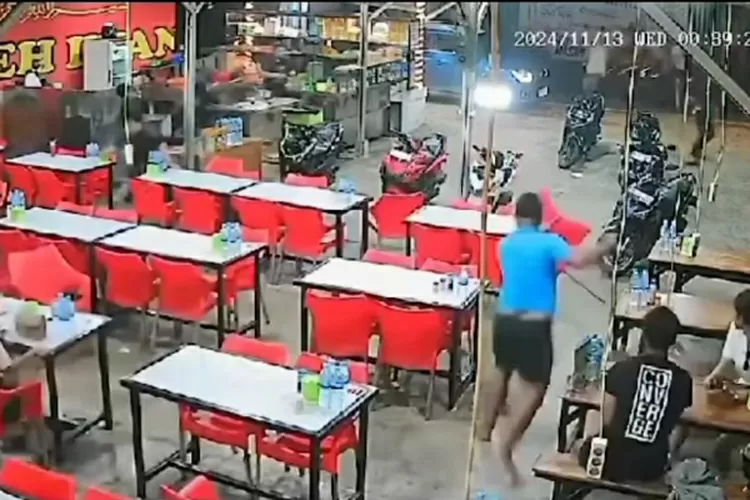 Pengunjung Warkop Mie Aceh Dani berhamburan dan beberapa mengejar para anggota geng motor, Rabu (12/11/2024) dini hari. (Screenshoot)