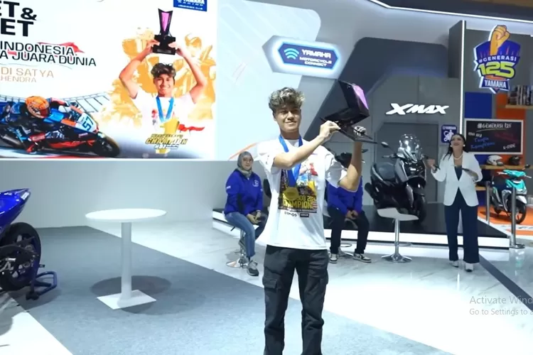 Aldi Satya Mahendra, pembalap muda Indonesia dan murid Valentino Rossi, sukses menjadi juara dunia di kejuaraan World Supersport 300 (WSSP300). (Tangkapan Layar YouTube Otomotif TV)