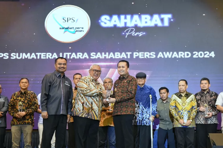 Pj Gubernur Sumut, Agus Fatoni menerima Penghargaan Anugerah Sahabat Pers pada Malam Anugerah Serikat Perusahaan Pers (SPS) Sumut Tahun 2024