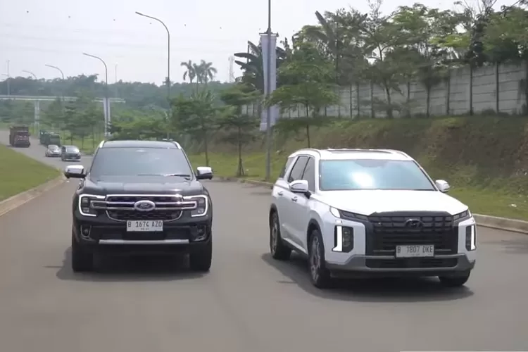 Membandingkan Hyundai Palisade dengan Ford Everest adalah pertarungan menarik karena keduanya menawarkan keunggulan masing-masing di segmen SUV besar. (Tangkapan Layar YouTube Mobil123)