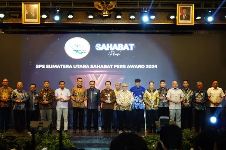 para penerima penghargaan "Sahabat Pers Award 2024 untuk  Faisal Hasrimy diwakilkan Kadis Kominfo Langkat serta beberapa tokoh penting Sumut (Realitasonline,id/Dok)