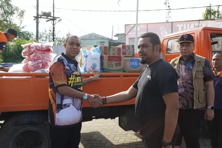 Pj Bupati Langkat HM Faisal Hasrimy menyrahkan bantuan sembako kepada keluarga korban banjir  Tanjungpura (Realitasonline.id/AA)