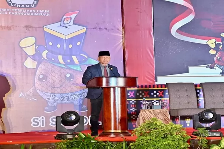 Ketua KPU Padangsidimpuan memberi sambutan saat membuka kampanye debat Paslon Wali Kota dan Wakil Wali Kota Padangsidimpuan ( Realitasonline.id/Dok)