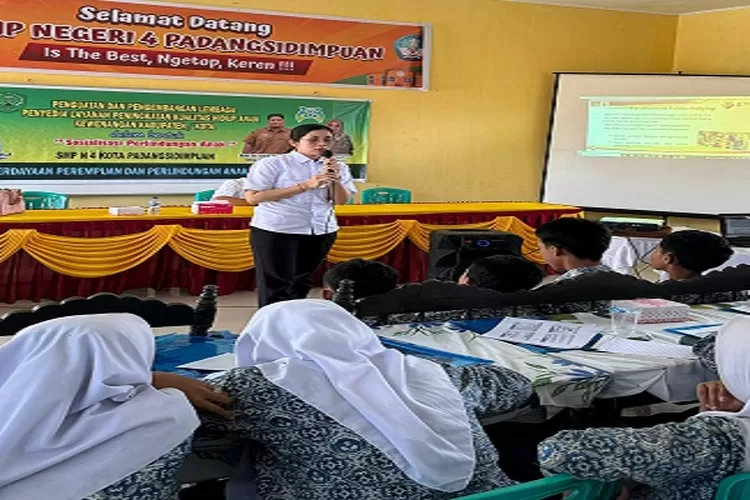 Kanit PPA, Sat Reskrim&nbsp;Polres Padangsidimpuan Brigadir Olivia&nbsp;Karo-karo memberi paparan pada kegiatan sosialisasi dan edukasi kepada para siswa dan pengajar di SMP&nbsp;Negeri 4 dan SMP Negeri 3 Kota Padangsidimpuan  (Realitasonline.id/Riswandy)
