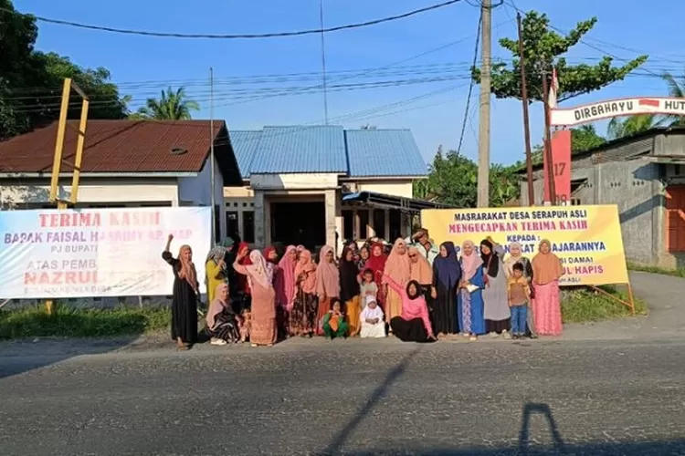 Puluhan warga Serapuh Asli memasang sepanduk di depan kantor desa tanda ucapan terima kasih kepada Pj bupati  (Realitasonline.id/ MA)