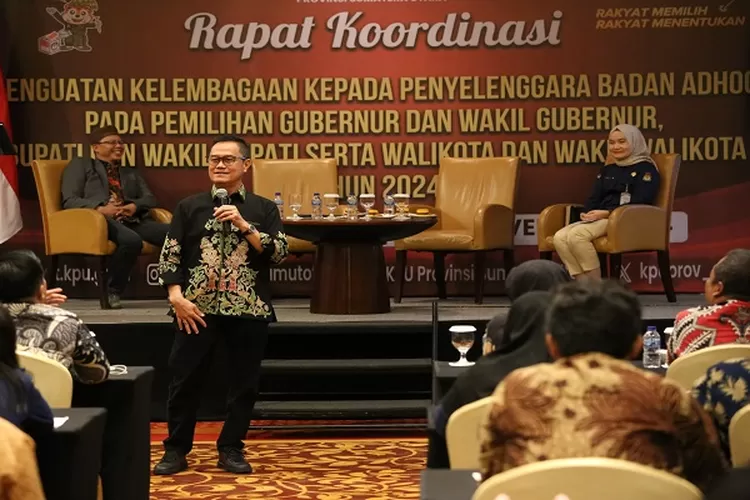 Anggota DKPP RI, Muhammad Tio Aliansyah yang menjadi narasumber  pada rapat koordinasi penguatan kelembagaan penyelenggara badan adhoc (Realitasonline.id/Dok)
