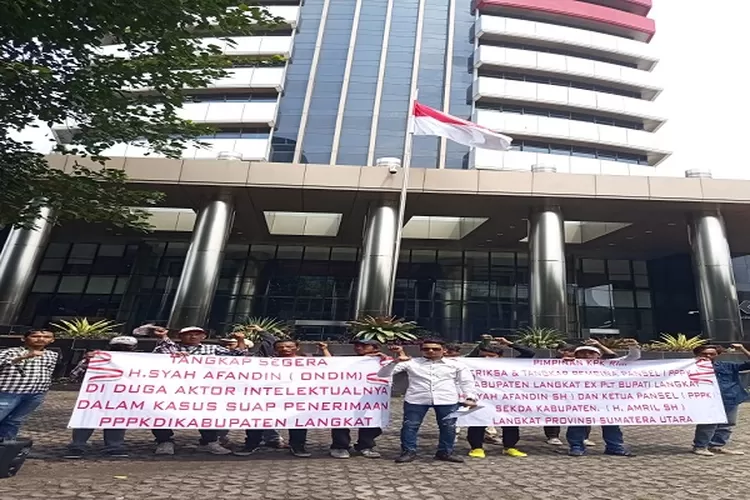Puluhan masarakat asal Sumut aksi damai di gedung KPK  (Realitasonline.id/MA)