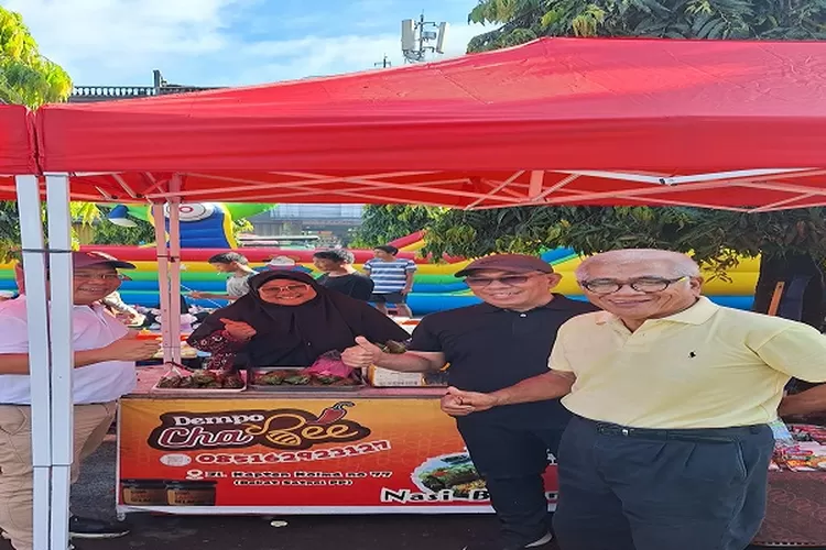 Tokoh Nasional Baharuddin Aritonang bersama Calon Wakil Wali Kota Padangsidimpuan Ali Muda Siregar dan&nbsp;penggagas F02T Kiman Siregar saat berkunjung dan berinteraksi dengan masyarakat dan pelaku UMKM di area CFD Kota Padangsidimpuan ( Realitasonline.id/ Riswandy)