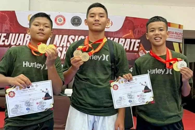 Muhammad Aqil Farhan (tengah) harumkan MAN 1 Medan, raih juara 1 pada ajang Kejurnas Karate Gabdika Shitoryukai berlangsung di Tangsel,13-15 November2024.