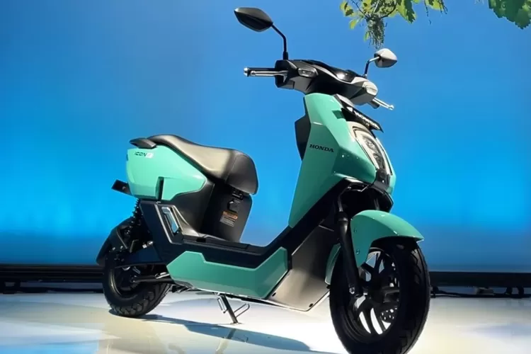 Honda CUV e: merupakan varian motor listrik pertama yang mengusung DNA Honda Vario, yang dikenal sebagai skuter matik (skutik) populer di Indonesia. (Tangkapan Layar YouTube Otomotif TV)