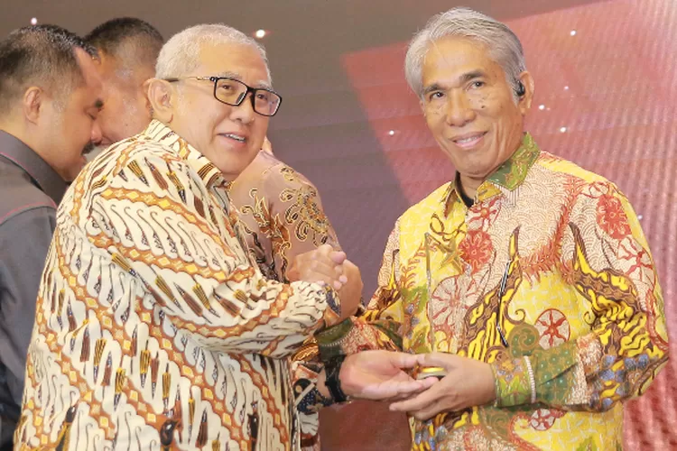 Ketua KONI Sumut John Ismadi Lubis (kanan) menerima penghargaan Sahabat Pers dari SPS Sumut Award 2024