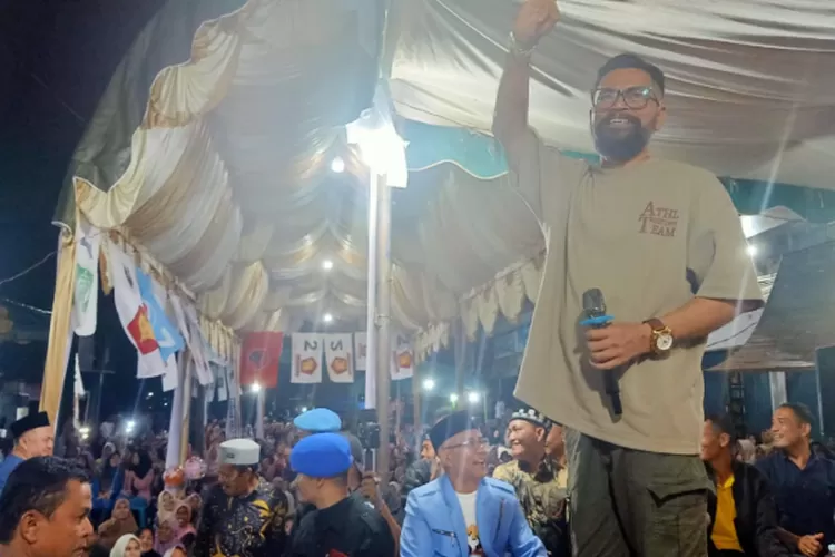 Risky TikTokers asal Kuala Batee di Malaysia menghibur ribuan pendukung Paslon 03 Safaruddin-Zaman Akli di lokasi Pasar Tanjung Bunga, Desa Gunong Cut, Kecamatan Tangan-Tangan, Kabupaten Abdya, Senin (18/11/2024) malam