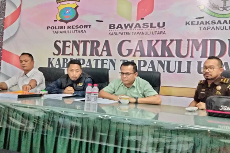 Sentra Gakkumdu diantaranya unsur Bawaslu Parlin Tambunan, Kejaksaan Arfan Pandiangan dan unsur Polri Ipda. Mula Sihombing saat memberikan keterangan pasca putusan vonis bersalah Camat Sipahutar. (Realitasonline.id/ AS)