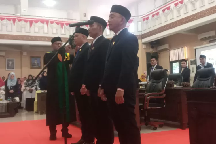 Unsur pimpinan DPRK Aceh Barat Daya (Abdya) dikukuhkan dalam rapat paripurna di gedung DPRK setempat, Rabu (20/11/2024)