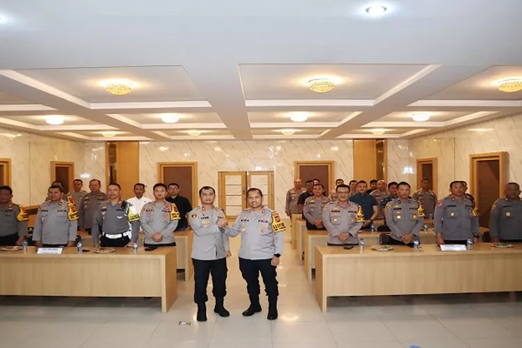 Kapolres Tapsel, AKBP Yasir Ahmadi dan Kapolres Padangsidimpuan, AKBP Wira Prayatna, melakukan salam Komando saat pertemuan antar pimpinan Polres (&nbsp; Realitasonline.id/Riswandy)