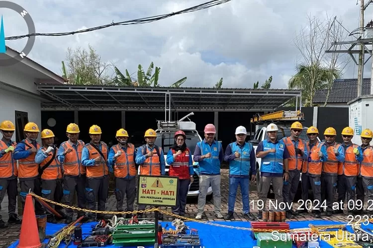 Personil PLN ULP Padangsidimpuan Kota melakukan gelar pasukan dan peneriksaan peralatan pada siaga sustim kelistrikan untuk Pilkada Serentak 2024 di halaman PLN ULP Padangsidimpuan Kota (, Realitasonline.id/Dok)