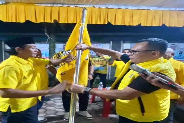 Ketua DPD Partai Golkar Deli Serdang H Hamdani Syahputra (kanan) menyerahkan pataka Partai Golkar kepada Ketua PK Pagar Marbau Supriyanto. (Realitasonline.id/zul)