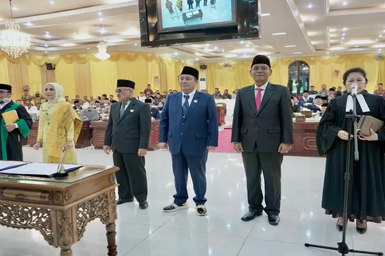  pimpinan definitif  DPRD Langkat saat dilantik dan diambil sum (Realitasonline.id/AA)