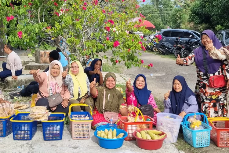 Emak-emak pedagang makanan mengangkat telunjuk tanda nomor 1 BAGUS1 di sela kampanye dialogis di Angkola Muaratais Tapsel, kemarin. (Realitasonline.id/Riswandy)
